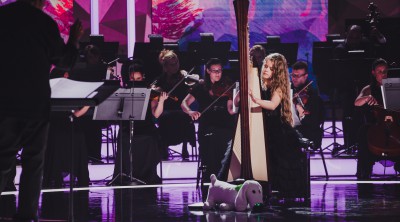Zarina Zaradna na scenie telewizyjnego show