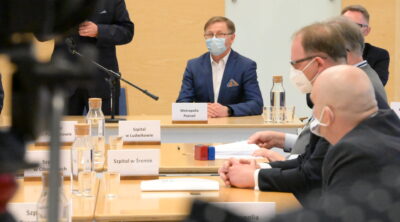 Zdjęcie z podpisywania umowy, a w tle Tadeusz Czajka, Wójt Gminy Tarnowo Podgórne