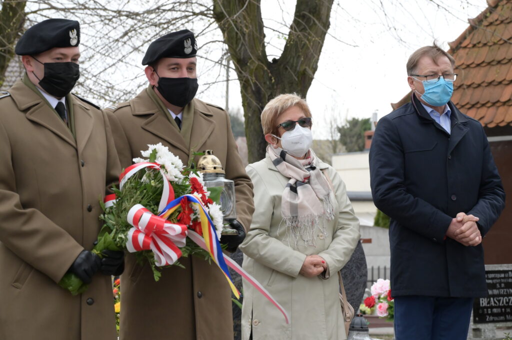 Na zdjęciu przedstawiciele wojska, przewodnicząca Rady Gminy Tarnowo Podgórne oraz Wójt Gminy Tarnowo Podgórne podczas uroczystości na cmentarzu w Lusowie.