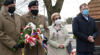Na zdjęciu przedstawiciele wojska, przewodnicząca Rady Gminy Tarnowo Podgórne oraz Wójt Gminy Tarnowo Podgórne podczas uroczystości na cmentarzu w Lusowie.