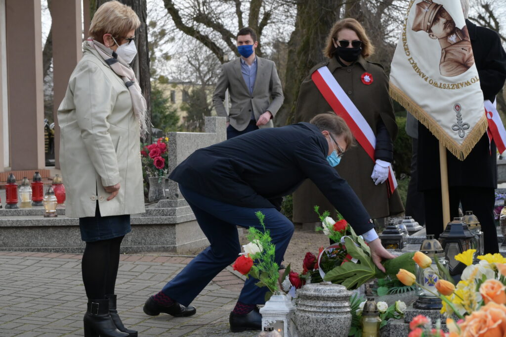 Na zdjęciu delegacja Gminy Tarnowo Podgóne składająca wiązankę kwiatów na grobie Józefa Dowbor Muśnickiego.