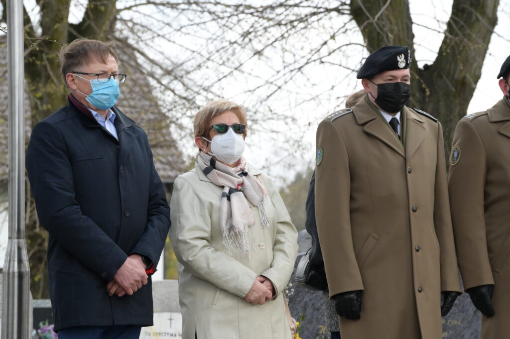 Na zdjęciu przedstawiciele wojska, przewodnicząca Rady Gminy Tarnowo Podgórne oraz Wójt Gminy Tarnowo Podgórne podczas uroczystości na cmentarzu w Lusowie.
