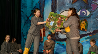 Dzieci występujące na scenie Teatru w Każdej Wiosce