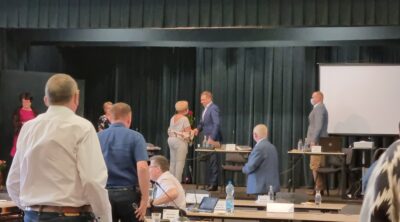 sesja absolutoryjna - przewodnicząca rady gminy gratuluje wójtowi