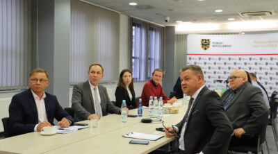 uczestnicy spotkania w starostwie wrocławskim w sprawie podwyżek cen gazu