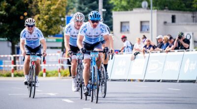 grupa kolarzy uczestniczy w wyscigu