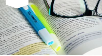 grafika otwarta książka i okulary litery TCWP