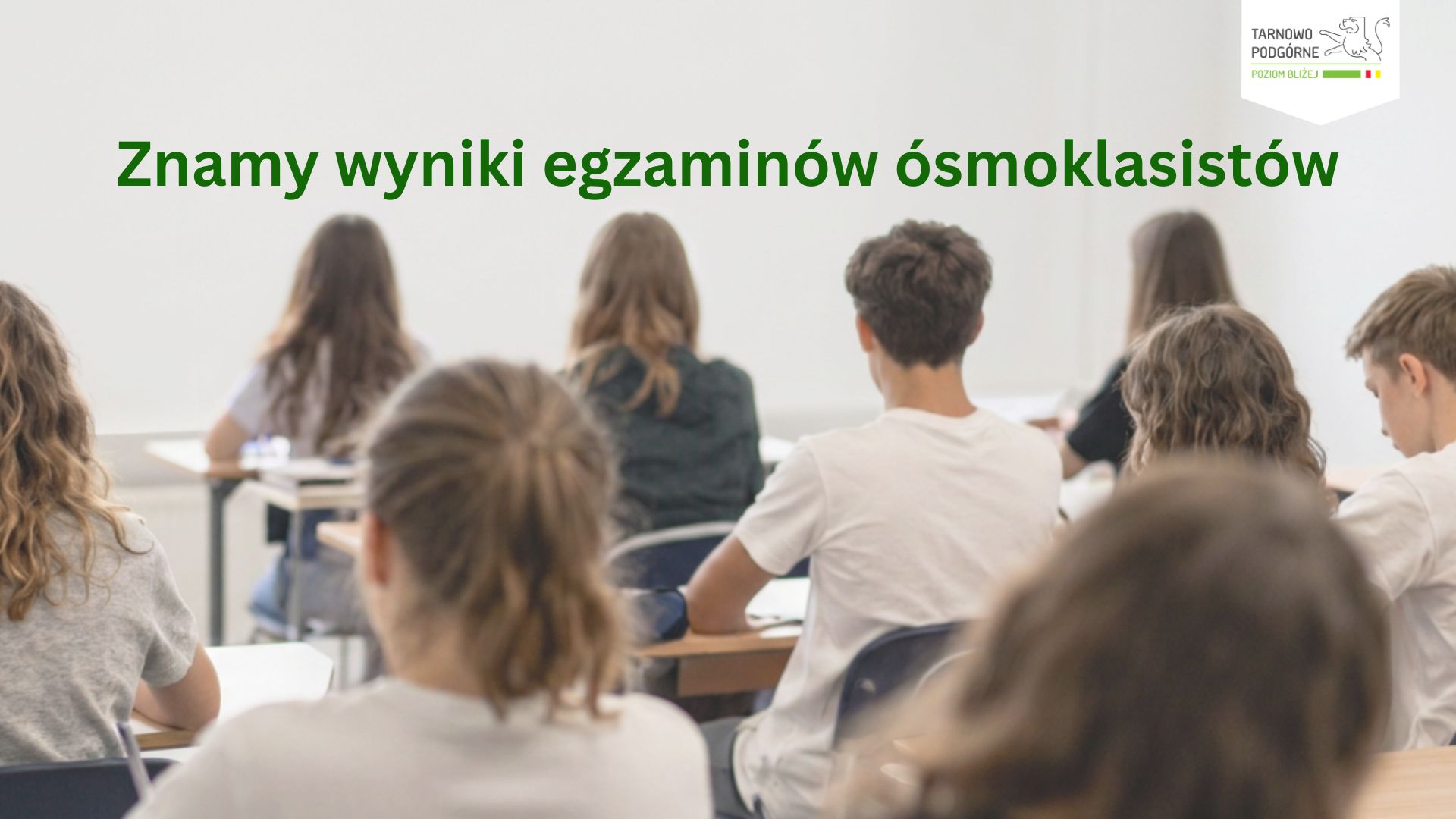 grafika uczniowie siedzący w ławkach i napis znamy wyniki egzaminów ósmoklasistów